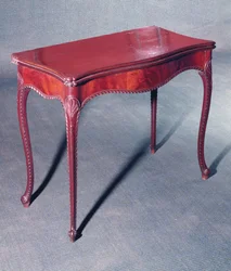 Table de jeu sculptée, vers 1770